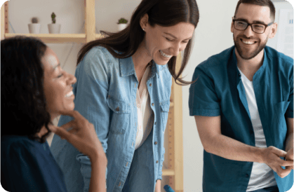 Foto de duas mulheres e um homem sorrindo 